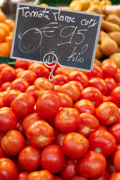 Tomates frescos en el mercado —  Fotos de Stock