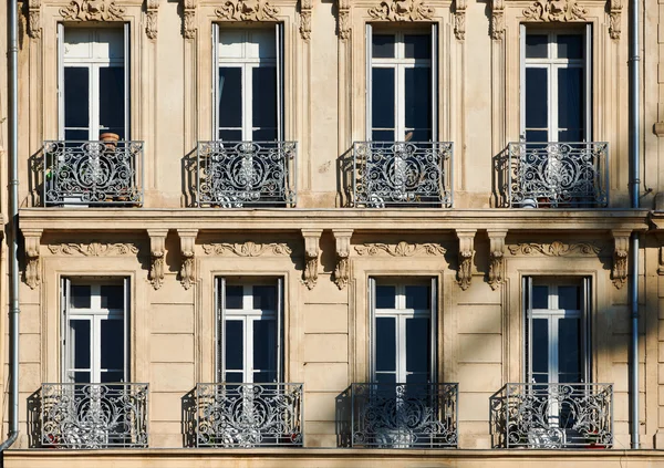 Классические окна в Марселе — стоковое фото