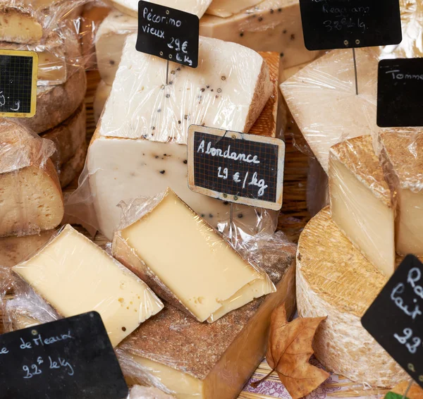 Fransk ost till salu — Stockfoto