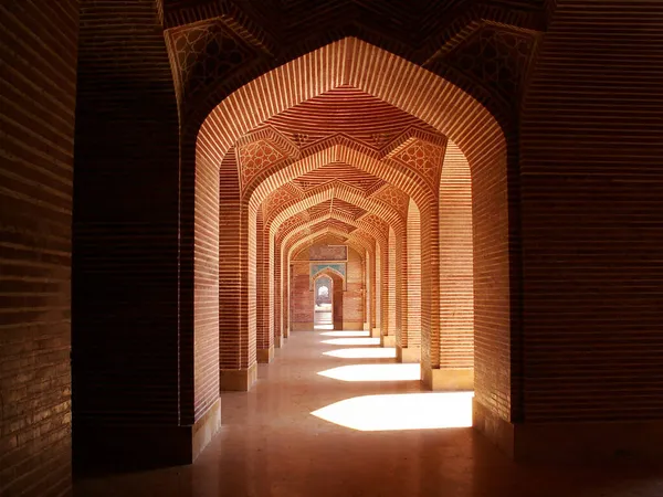 Thatta Sindh Pakistan 'ın Şah Cihan Camii' nin güzel iç manzarası.
