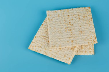 Fısıh bayramında dini matzah, mavi arka planda.