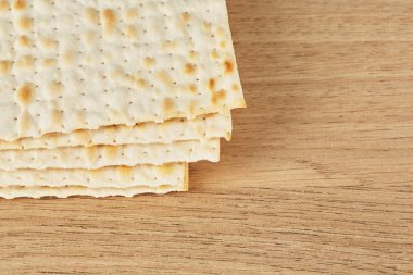 Dindar Yahudi matzası, Yahudi bayramı için tahta bir masada.