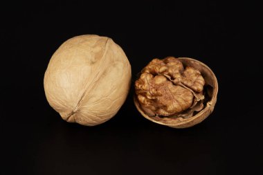 Siyah arka planda cevizler bir saniye boyunca kırılmış.