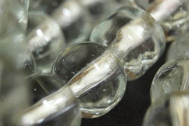 Seçici cam parlayan dua boncukları odaklı Makro fotoğraf ya da metin için fotokopi alanı olan tespih. Ramazan veya Müslümanlar için bayram dini kavramı.