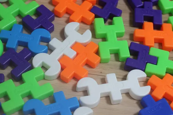 Organize Olmayan Çocuklar Bloklar Inşa Ediyor Renkli Plastik Oyuncak Blokları — Stok fotoğraf