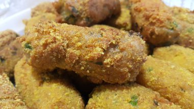 Ev yapımı baharatlı ve lezzetli kroketler, fast food partileri sırasında çay ya da diğer yemeklerle servis edilir..