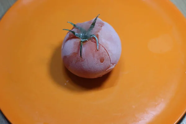 Tomate Mit Raureif Auf Orangefarbenem Hintergrund Makroaufnahme Einer Tomate Auf — Stockfoto