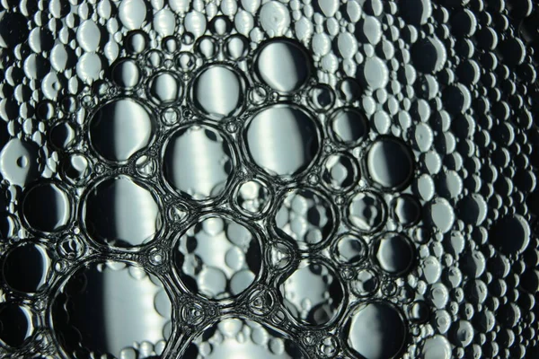 浮在水面上的油圈的抽象宏观背景 水面泡沫的宏观特写视图 水下石油泡沫宏观摄影背景 — 图库照片