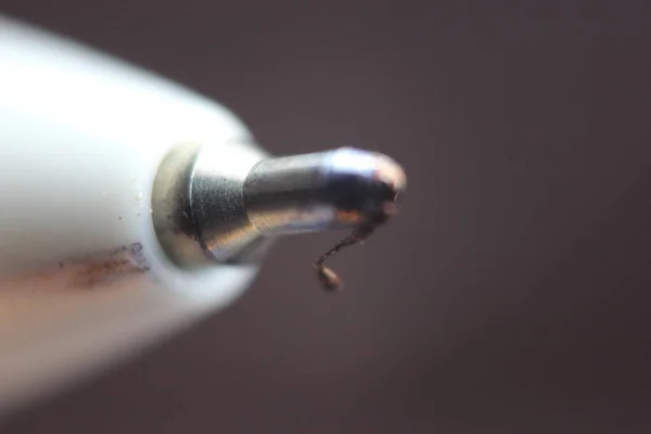 Makro Zdjęcie Końcówki Długopisu Ciemnoszarym Tłem Ekstremalny Makro Obraz Metalowego — Zdjęcie stockowe