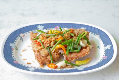 Baharatlı herb ile kızarmış salamura balık