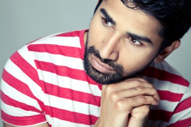 Casual genç Asyalı adam