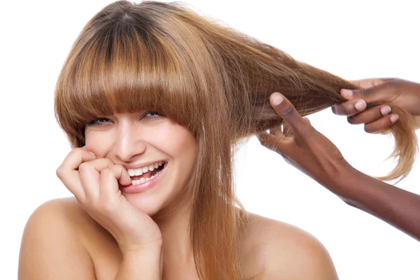 Lachende schoonheid om haar kapsel doen — Stockfoto