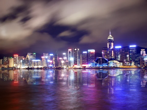 Καθίσετε αναπαυτικά στα έπιπλα αναμμένο ουρανοξύστες στο Χονγκ Κονγκ — Φωτογραφία Αρχείου