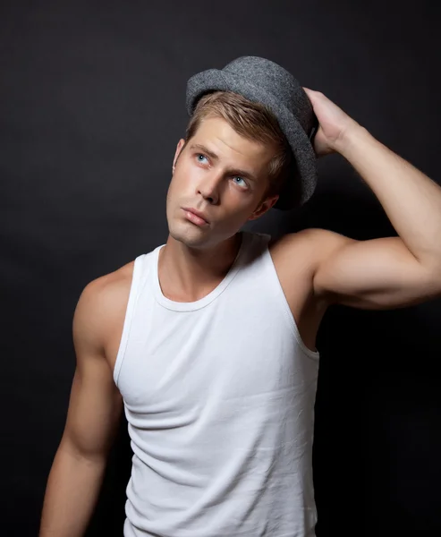 Hombre guapo con sombrero — Foto de Stock