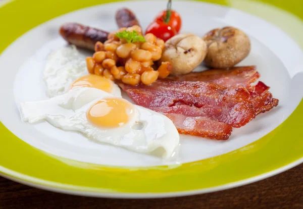 Full English breakfast with quail eggs — Stock Photo, Image