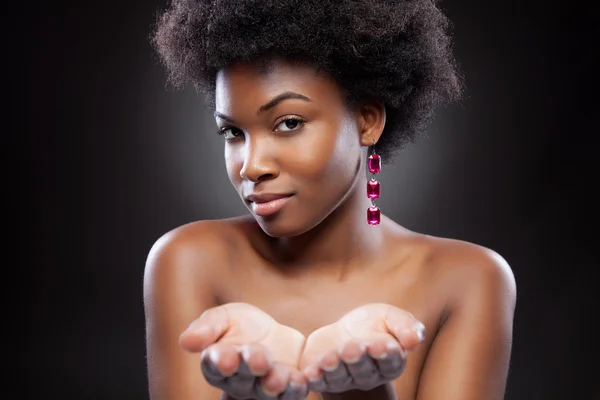 Beleza negra estendendo as mãos — Fotografia de Stock