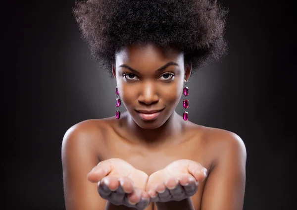 Beleza negra estendendo as mãos — Fotografia de Stock
