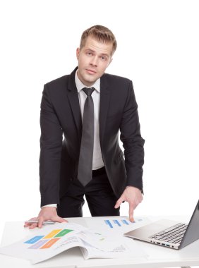 ofis masa başında duran işadamı