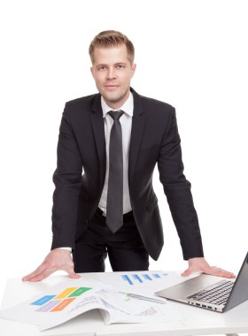 ofis masa başında duran işadamı