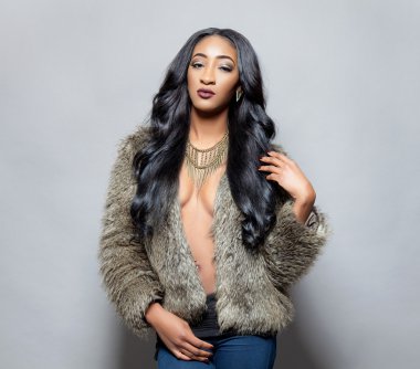 Zarif kıvırcık saçlı siyah güzellik