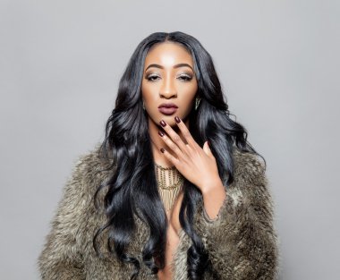 Zarif kıvırcık saçlı siyah güzellik