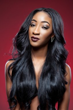 Zarif kıvırcık saçlı siyah güzellik