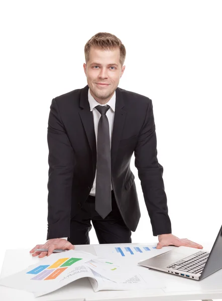 Бизнесмен, стоящий за рабочим столом — стоковое фото