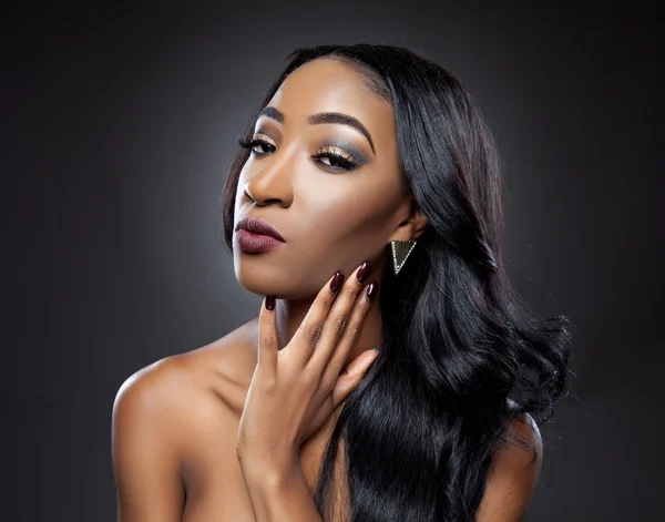 Schwarze Schönheit mit elegantem lockigem Haar — Stockfoto