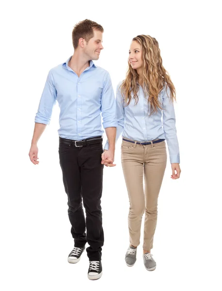 Jovem casal romântico andando — Fotografia de Stock