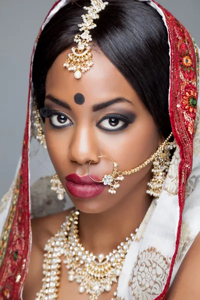 Mujer india joven en ropa tradicional con maquillaje nupcial y joyas — Foto de Stock