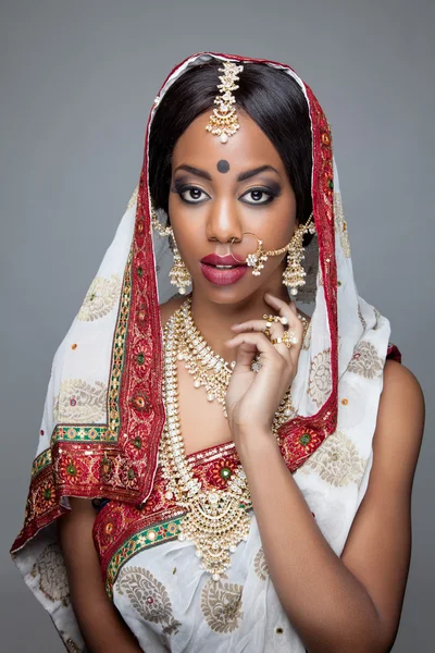 Jeune femme indienne en vêtements traditionnels avec maquillage nuptial et bijoux — Photo