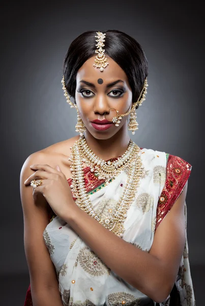 Young African woman in traditional Indian clothing — Stockfoto