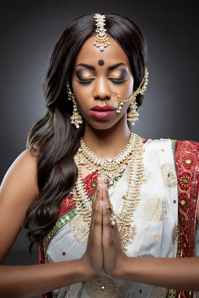 Jeune femme indienne en vêtements traditionnels avec maquillage nuptial et bijoux — Photo