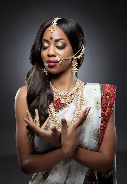 Ung indisk kvinna i traditionella kläder med brud makeup och smycken — Stockfoto