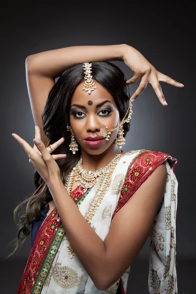 Fiatal indiai nő, hagyományos ruha, Menyasszonyi smink és ékszerek — Stock Fotó