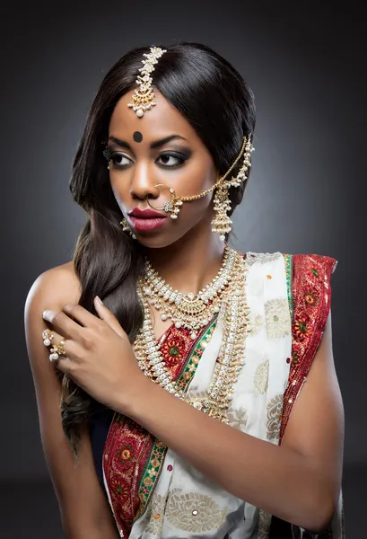 Jeune femme indienne en vêtements traditionnels avec maquillage nuptial et bijoux — Photo