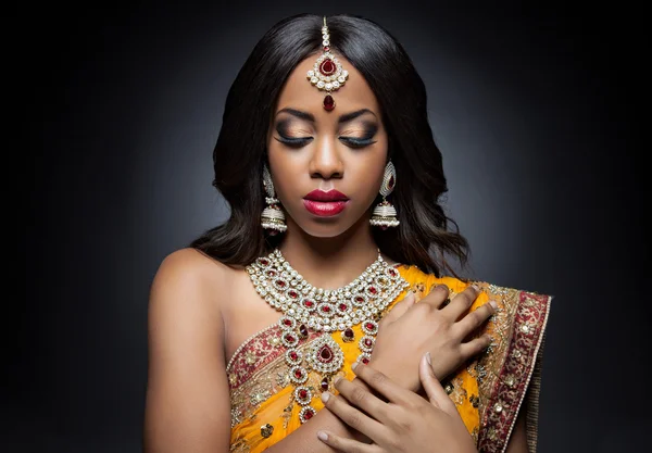 Fiatal indiai nő, hagyományos ruha, Menyasszonyi smink és ékszerek — Stock Fotó