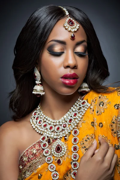 Mujer india joven en ropa tradicional con maquillaje nupcial y joyas — Foto de Stock