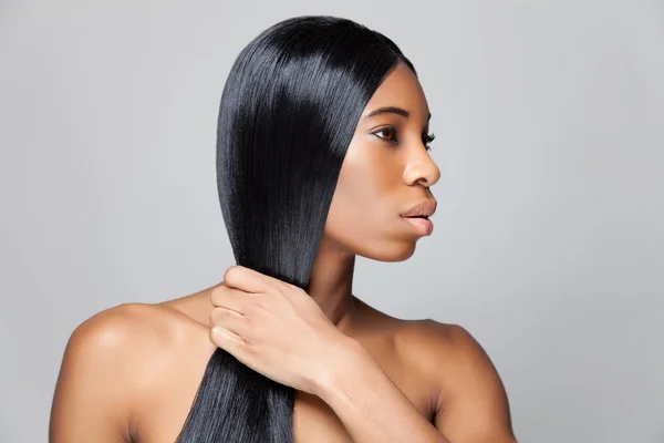 Vacker svart kvinna med långa raka hår — Stockfoto