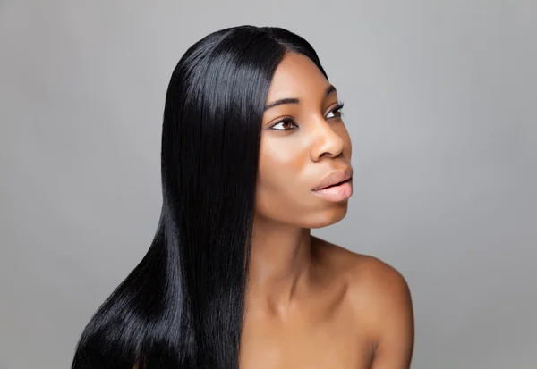 Schöne schwarze Frau mit langen glatten Haaren — Stockfoto
