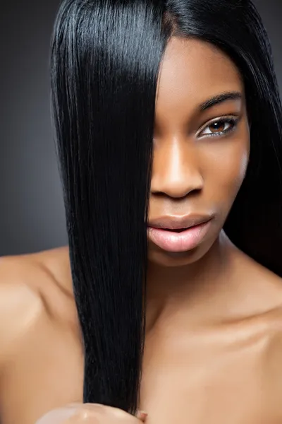 Belle femme noire aux longs cheveux raides — Photo