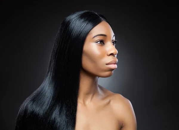 Beautiful black woman with long straight hair — Stock Photo, Image