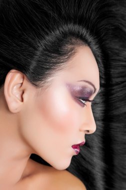 Uzun zarif düz saçlı güzel kadın