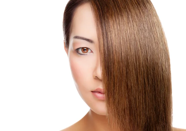 Mulher tailandesa bonita com cabelo liso elegante longo — Fotografia de Stock