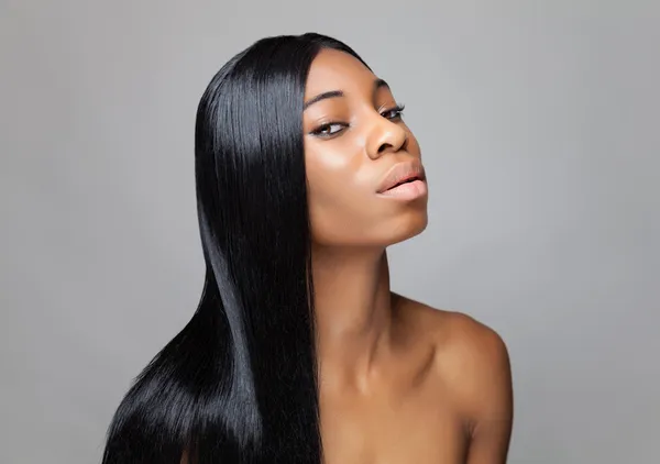 Belleza negra con cabello largo y liso — Foto de Stock