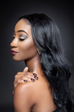 şık uzun saçlı siyah güzellik