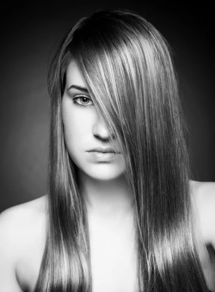 Jeune beauté aux cheveux longs et raides — Photo