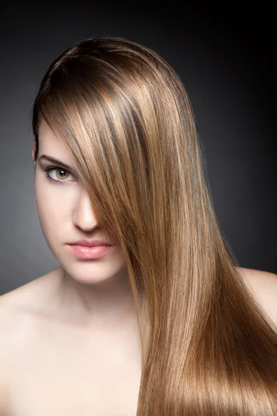 Young beauty with long straight hair — Stock Photo, Image