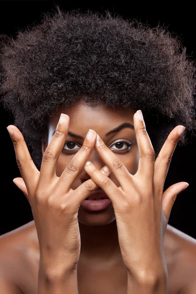 Africano beleza cobrindo rosto com as mãos — Fotografia de Stock