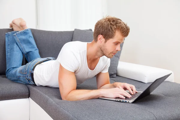 Online winkelen van het comfort van uw huis — Stockfoto